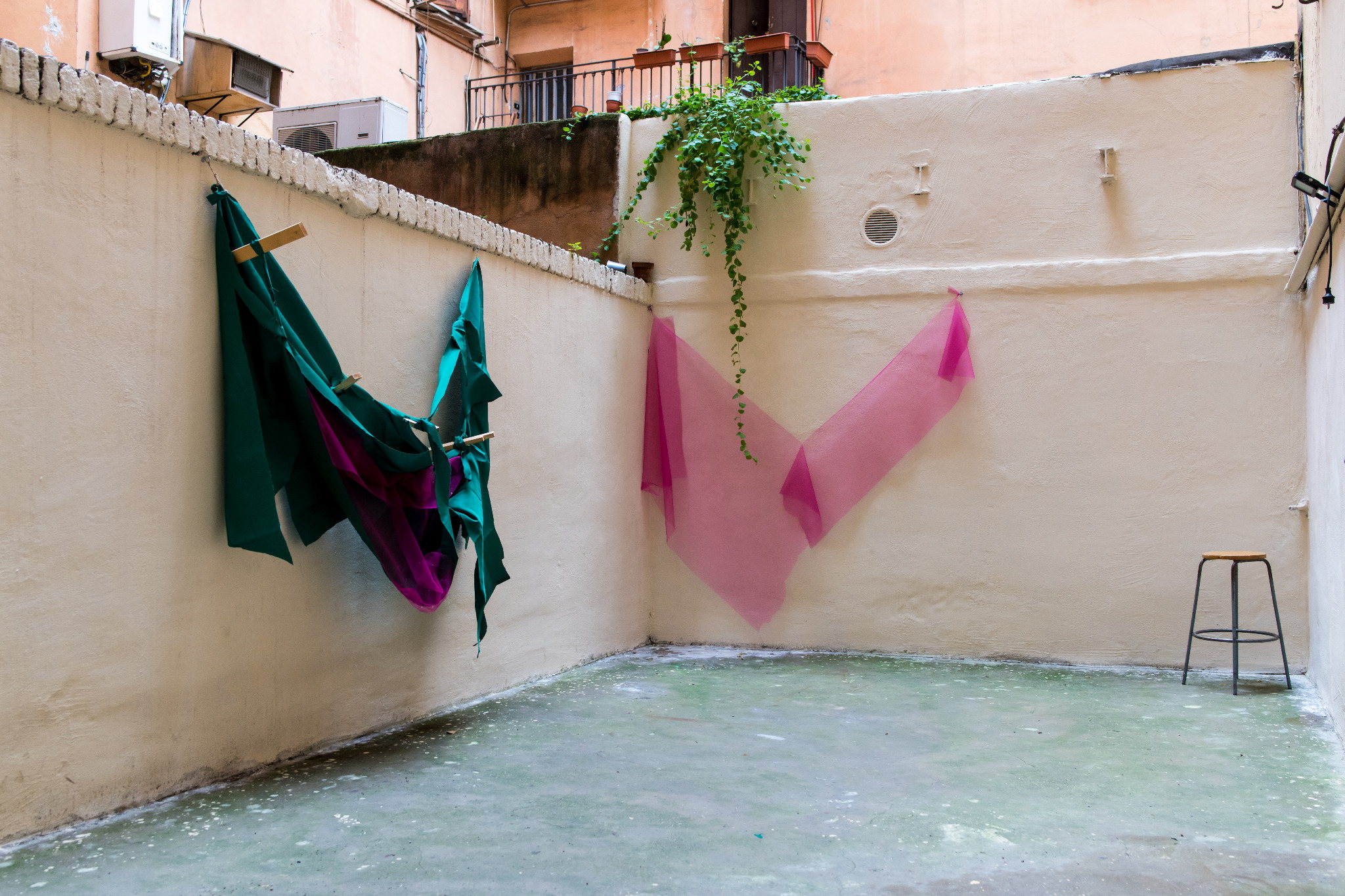 Installazioni tessili di Radical Chimeras nel cortile.
