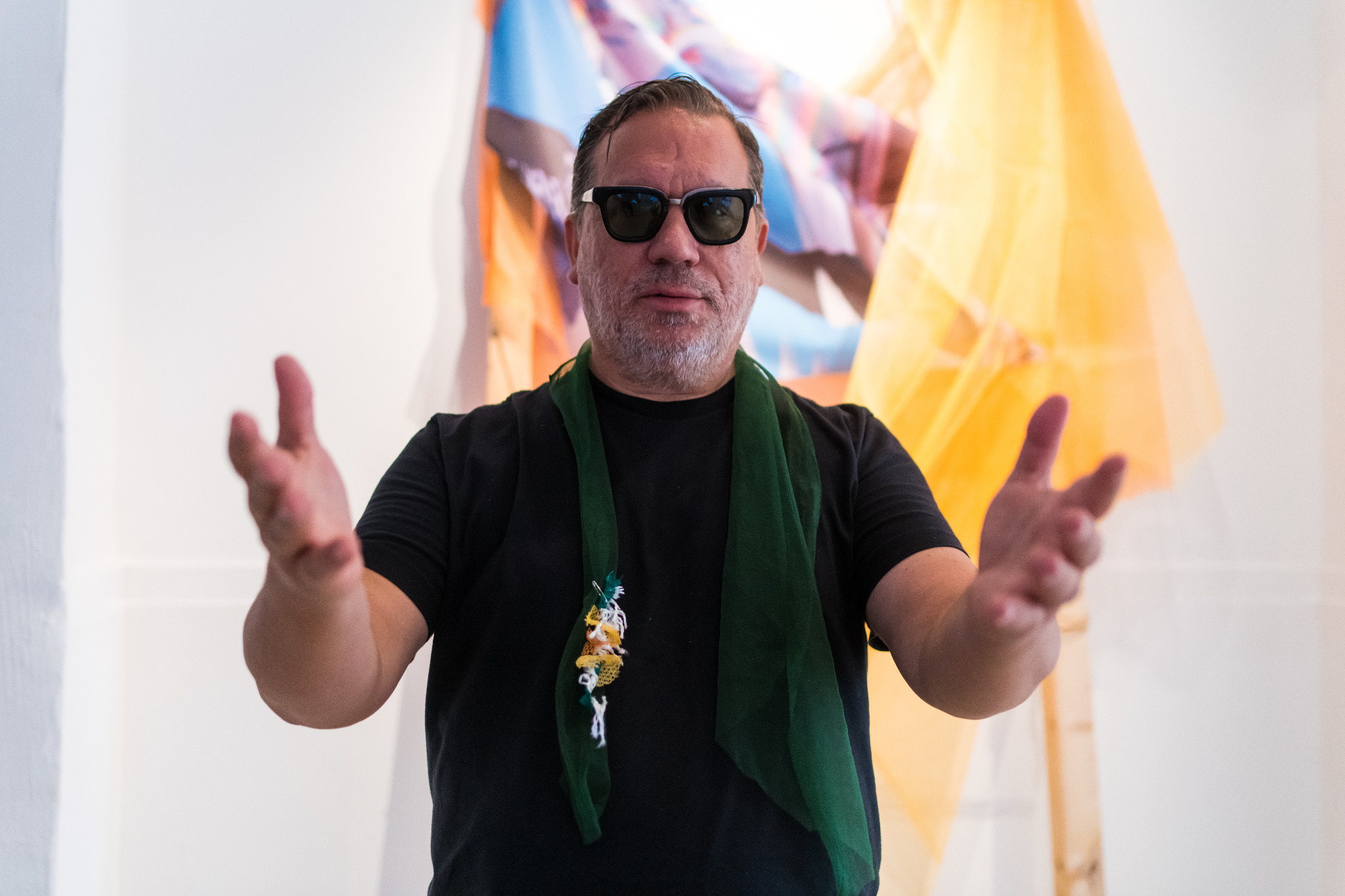 Rob Mazurek davanti a un'opera di Radical Chimeras.