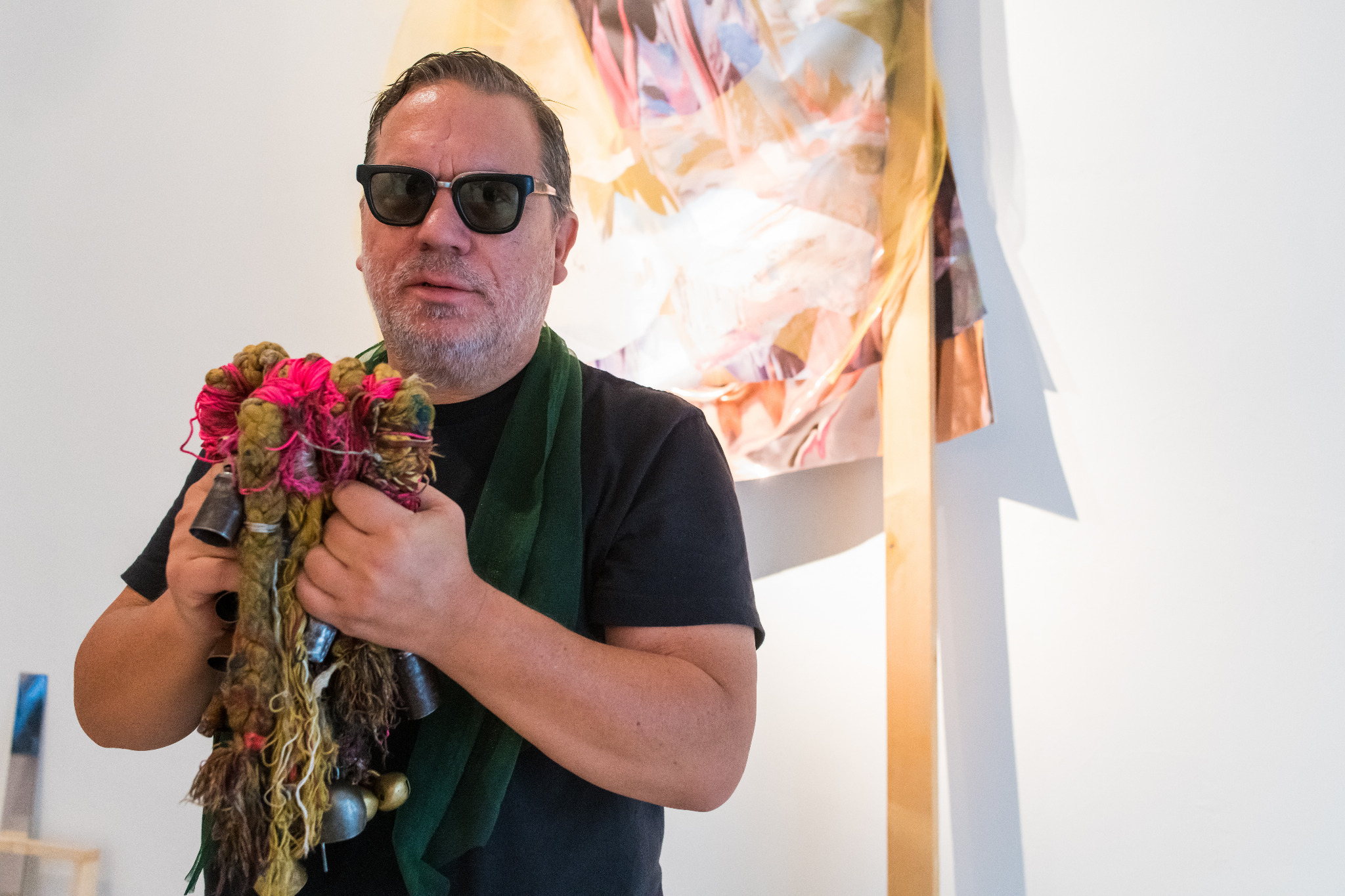 Rob Mazurek con una delle opere tessili della residenza.